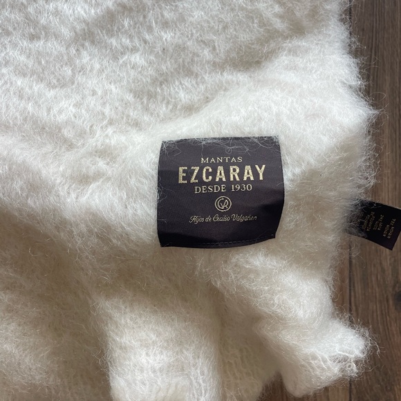 Mantas Ezcaray mohair throw blanket in cream - Picture 2 of 2